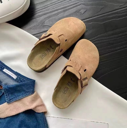 https://cdn.shopify.com/s/files/1/0836/8488/4814/files/Boston-Wildleder-Schlupfclogs-beige.png?v=1737734648