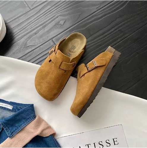 https://cdn.shopify.com/s/files/1/0836/8488/4814/files/Boston-Wildleder-Schlupfclogs-braun.png?v=1737734648