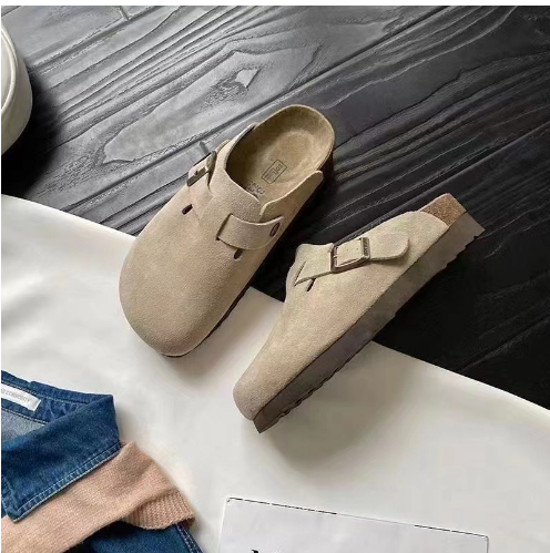 https://cdn.shopify.com/s/files/1/0836/8488/4814/files/Boston-Wildleder-Schlupfclogs-grau.png?v=1737734648