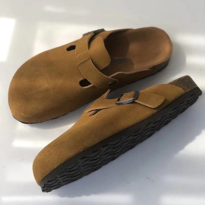 https://cdn.shopify.com/s/files/1/0836/8488/4814/files/Boston-Wildleder-Schlupfclogs-mit-verstellbarer-Schnalle-1.jpg?v=1737734648